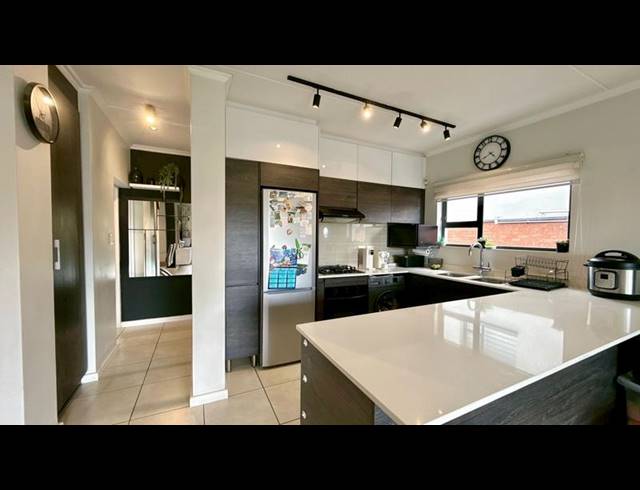 2 BEDROOM TOWNHOUSE FOR SALE IN OAKDENE
